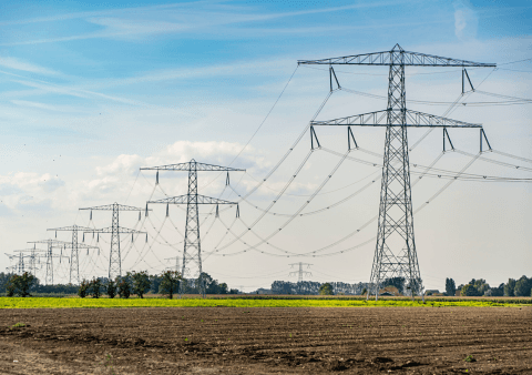 Hoogspanningsmasten boven landbouwgrond in Nederland